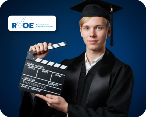 Una hombre caucásico, de 20 años, rubio, vestido con toga de graduación, sostiene una claqueta de cine sobre un fondo azul oscuro.